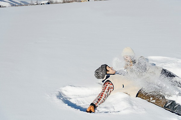 포토 JPG 주간 커플 계절 여자 남자 행복 겨울 장난 사랑 사람 상반신 20대 성인 야외 두명 30대 청춘 눕기 설원 한국인 흰색 눈 몽골 뿌리기 즐거움 성인만 국내포토 자연요소 감정 아시아 컬러 컨셉 관계 모션 날씨 눈_날씨 동양인 청년 장년 파일형식