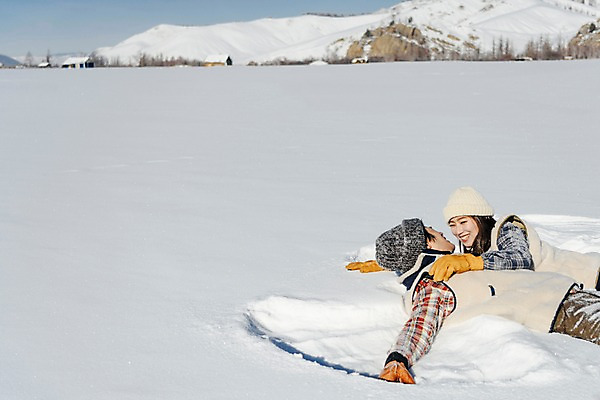 포토 JPG 주간 커플 응시 계절 여자 남자 행복 겨울 사랑 웃음 사람 상반신 20대 성인 야외 두명 30대 청춘 눕기 마주보기 설원 한국인 흰색 눈 몽골 즐거움 성인만 국내포토 자연요소 시선 감정 아시아 컬러 컨셉 관계 모션 날씨 눈_날씨 표정 동양인 청년 장년 파일형식