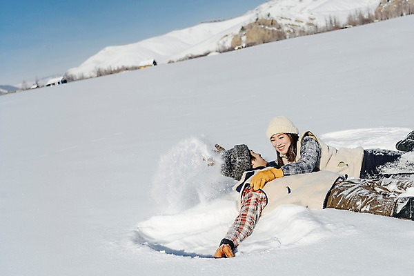 포토 JPG 주간 커플 응시 계절 여자 남자 행복 겨울 사랑 미소 사람 상반신 20대 성인 야외 두명 30대 청춘 눕기 마주보기 설원 한국인 흰색 눈 몽골 즐거움 성인만 국내포토 자연요소 시선 감정 아시아 컬러 컨셉 관계 모션 날씨 눈_날씨 표정 동양인 청년 장년 파일형식
