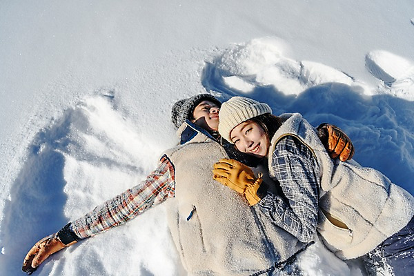 포토 JPG 주간 커플 응시 계절 여자 남자 행복 겨울 안기 포옹 사랑 미소 사람 상반신 20대 성인 야외 두명 앞모습 30대 청춘 눕기 설원 한국인 흰색 눈 몽골 성인만 국내포토 자연요소 시선 감정 아시아 뷰포인트 컬러 컨셉 관계 모션 날씨 눈_날씨 표정 동양인 청년 장년 파일형식