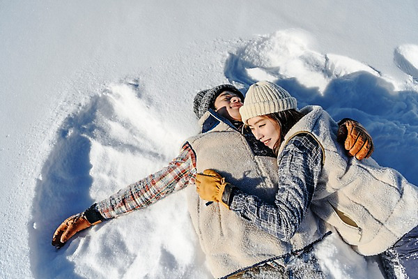 포토 JPG 주간 커플 계절 여자 남자 행복 겨울 안기 포옹 사랑 미소 사람 상반신 20대 성인 야외 두명 앞모습 30대 청춘 눕기 설원 한국인 흰색 눈 몽골 성인만 국내포토 자연요소 감정 아시아 뷰포인트 컬러 컨셉 관계 모션 날씨 눈_날씨 표정 동양인 청년 장년 파일형식