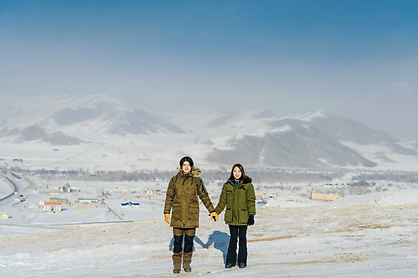 포토 JPG 주간 전신 커플 응시 계절 여자 남자 행복 겨울 사랑 서기 사람 20대 성인 야외 두명 앞모습 30대 청춘 설원 손잡기 한국인 흰색 눈 몽골 성인만 국내포토 자연요소 시선 감정 아시아 뷰포인트 컬러 컨셉 관계 모션 날씨 눈_날씨 동양인 청년 장년 파일형식
