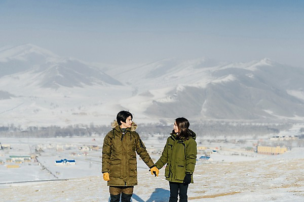 포토 JPG 주간 커플 응시 계절 여자 남자 행복 겨울 사랑 서기 사람 상반신 20대 성인 야외 두명 앞모습 30대 청춘 마주보기 설원 손잡기 한국인 흰색 눈 몽골 성인만 국내포토 자연요소 시선 감정 아시아 뷰포인트 컬러 컨셉 관계 모션 날씨 눈_날씨 동양인 청년 장년 파일형식