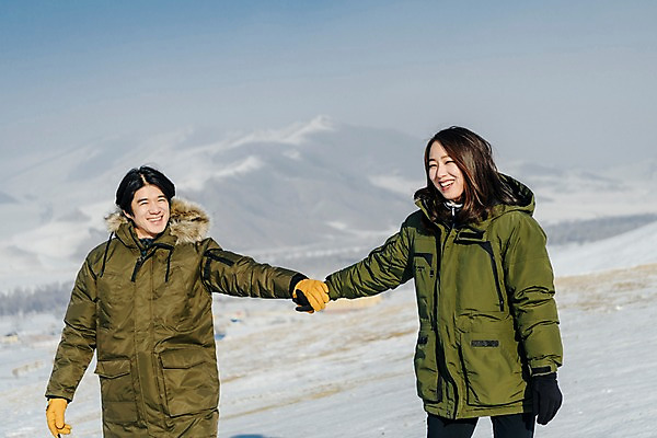 포토 JPG 주간 커플 계절 여자 남자 행복 겨울 사랑 웃음 사람 상반신 20대 성인 야외 두명 앞모습 30대 청춘 걷기 설원 손잡기 한국인 흰색 눈 몽골 즐거움 성인만 국내포토 자연요소 감정 아시아 뷰포인트 컬러 컨셉 관계 모션 날씨 눈_날씨 표정 동양인 청년 장년 파일형식