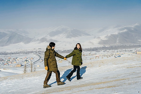 포토 JPG 주간 전신 커플 응시 계절 여자 남자 행복 겨울 사랑 미소 사람 20대 성인 야외 두명 옆모습 30대 청춘 걷기 설원 손잡기 한국인 흰색 눈 몽골 성인만 국내포토 자연요소 시선 감정 아시아 뷰포인트 컬러 컨셉 관계 모션 날씨 눈_날씨 표정 동양인 청년 장년 파일형식