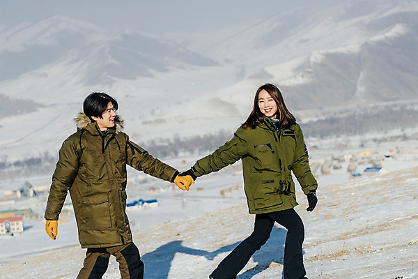 포토 JPG 주간 커플 응시 계절 여자 남자 행복 겨울 사랑 미소 사람 상반신 20대 성인 야외 두명 옆모습 30대 청춘 걷기 설원 손잡기 한국인 흰색 눈 몽골 성인만 국내포토 자연요소 시선 감정 아시아 뷰포인트 컬러 컨셉 관계 모션 날씨 눈_날씨 표정 동양인 청년 장년 파일형식