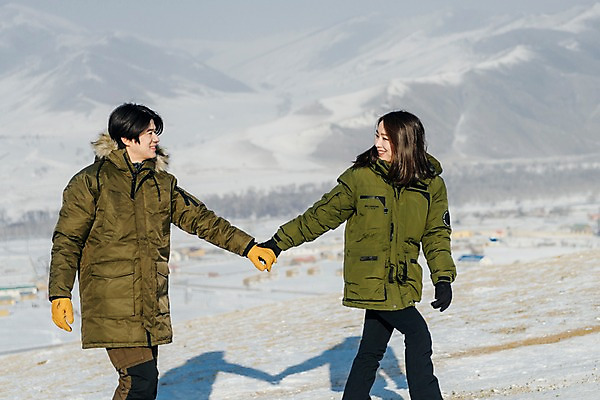 포토 JPG 주간 커플 응시 계절 여자 남자 행복 겨울 사랑 미소 사람 상반신 20대 성인 야외 두명 옆모습 30대 청춘 마주보기 걷기 설원 손잡기 한국인 흰색 눈 몽골 성인만 국내포토 자연요소 시선 감정 아시아 뷰포인트 컬러 컨셉 관계 모션 날씨 눈_날씨 표정 동양인 청년 장년 파일형식