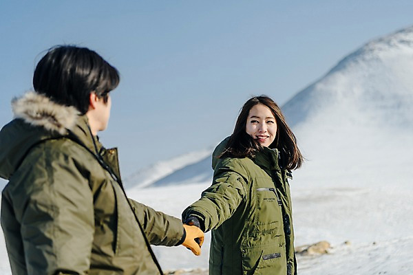 포토 JPG 주간 커플 응시 계절 여자 남자 행복 겨울 사랑 미소 사람 상반신 20대 성인 야외 두명 옆모습 30대 청춘 마주보기 걷기 설원 손잡기 한국인 흰색 눈 몽골 성인만 국내포토 자연요소 시선 감정 아시아 뷰포인트 컬러 컨셉 관계 모션 날씨 눈_날씨 표정 동양인 청년 장년 파일형식