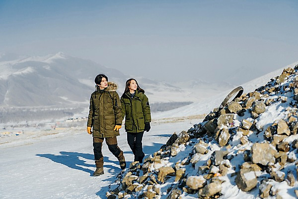 포토 JPG 주간 전신 전통 커플 응시 계절 여자 남자 행복 종교 문화 겨울 하늘 사랑 사람 20대 성인 야외 두명 옆모습 30대 청춘 걷기 설원 손잡기 한국인 흰색 눈 석탑 몽골 성인만 국내포토 자연요소 시선 감정 아시아 뷰포인트 컬러 컨셉 관계 모션 날씨 눈_날씨 동양인 청년 장년 탑 파일형식