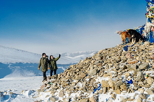 포토 JPG 주간 전신 전통 커플 응시 계절 여자 남자 행복 종교 문화 겨울 하늘 사랑 미소 사람 상반신 20대 성인 야외 두명 옆모습 30대 청춘 설원 손잡기 한국인 흰색 눈 강아지 석탑 몽골 손인사 반려 성인만 국내포토 자연요소 시선 감정 아시아 뷰포인트 컬러 컨셉 관계 모션 날씨 눈_날씨 표정 동양인 청년 장년 반려동물 탑 인사 개 파일형식