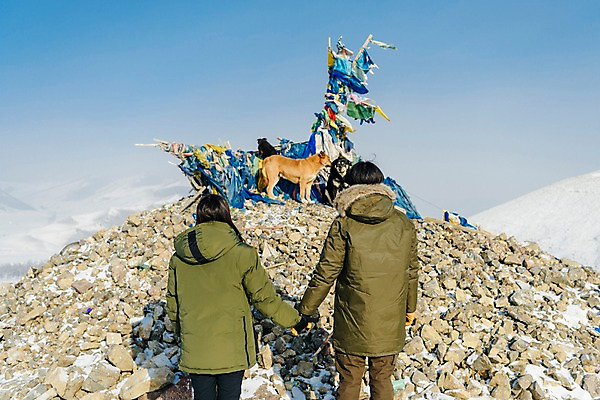 포토 JPG 주간 한마리 전통 커플 응시 계절 여자 남자 행복 종교 문화 겨울 하늘 사랑 서기 사람 상반신 20대 성인 야외 두명 뒷모습 30대 청춘 설원 한국인 흰색 눈 강아지 석탑 몽골 반려 성인만 국내포토 자연요소 1 시선 감정 아시아 뷰포인트 컬러 컨셉 관계 모션 날씨 눈_날씨 동양인 청년 장년 반려동물 탑 개 파일형식