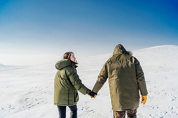 포토 JPG 주간 커플 응시 계절 여자 남자 행복 겨울 하늘 사랑 사람 상반신 20대 성인 야외 두명 뒷모습 30대 청춘 걷기 설원 손잡기 한국인 흰색 눈 몽골 성인만 국내포토 자연요소 시선 감정 아시아 뷰포인트 컬러 컨셉 관계 모션 날씨 눈_날씨 동양인 청년 장년 파일형식