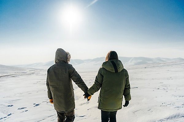 포토 JPG 주간 커플 계절 여자 남자 행복 겨울 하늘 사랑 사람 상반신 20대 성인 야외 두명 뒷모습 30대 빛 청춘 걷기 설원 손잡기 한국인 흰색 눈 몽골 성인만 국내포토 자연요소 감정 아시아 뷰포인트 컬러 컨셉 관계 모션 날씨 눈_날씨 동양인 청년 장년 파일형식