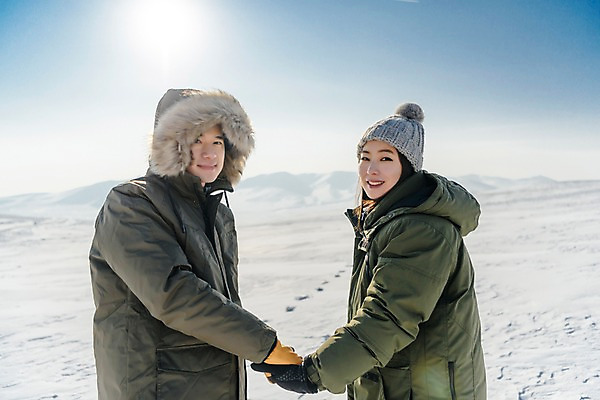 포토 JPG 주간 커플 응시 계절 여자 남자 행복 겨울 사랑 미소 사람 상반신 20대 성인 야외 두명 옆모습 30대 청춘 설원 손잡기 한국인 흰색 눈 몽골 성인만 국내포토 자연요소 시선 감정 아시아 뷰포인트 컬러 컨셉 관계 모션 날씨 눈_날씨 표정 동양인 청년 장년 파일형식