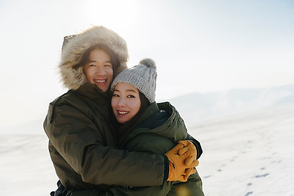 포토 JPG 주간 커플 계절 여자 남자 행복 겨울 안기 포옹 사랑 미소 사람 상반신 20대 성인 야외 두명 옆모습 30대 청춘 설원 한국인 흰색 눈 몽골 즐거움 성인만 국내포토 자연요소 감정 아시아 뷰포인트 컬러 컨셉 관계 모션 날씨 눈_날씨 표정 동양인 청년 장년 파일형식