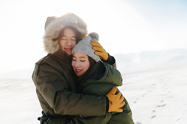 포토 JPG 주간 커플 계절 여자 남자 행복 겨울 안기 포옹 사랑 미소 사람 상반신 20대 성인 야외 두명 옆모습 30대 청춘 설원 눈감음 한국인 흰색 눈 몽골 성인만 국내포토 자연요소 감정 아시아 뷰포인트 컬러 컨셉 관계 모션 날씨 눈_날씨 표정 동양인 청년 장년 파일형식