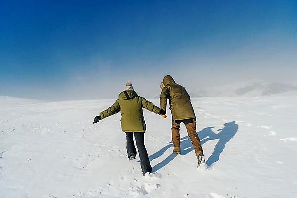 포토 JPG 주간 전신 커플 계절 여자 남자 행복 겨울 하늘 사랑 사람 20대 성인 야외 두명 뒷모습 30대 청춘 설원 손잡기 한국인 흰색 눈 몽골 널뛰기 성인만 국내포토 자연요소 감정 아시아 뷰포인트 컬러 컨셉 관계 모션 동양인 청년 장년 전통놀이 파일형식
