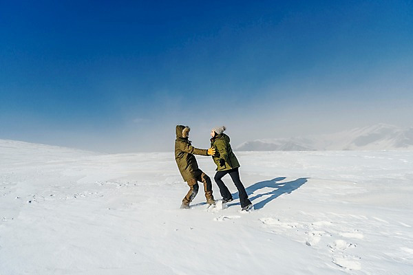 포토 JPG 주간 전신 커플 계절 여자 남자 행복 겨울 하늘 사랑 사람 20대 성인 야외 두명 옆모습 30대 청춘 설원 한국인 흰색 눈 몽골 즐거움 널뛰기 성인만 국내포토 자연요소 감정 아시아 뷰포인트 컬러 컨셉 관계 날씨 눈_날씨 동양인 청년 장년 전통놀이 파일형식