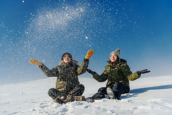 포토 JPG 주간 전신 커플 계절 여자 남자 행복 겨울 하늘 사랑 미소 사람 앉기 20대 성인 야외 두명 앞모습 30대 청춘 설원 한국인 눈 몽골 뿌리기 즐거움 성인만 국내포토 자연요소 감정 아시아 뷰포인트 컨셉 관계 모션 날씨 눈_날씨 표정 동양인 청년 장년 파일형식