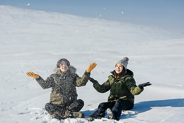 포토 JPG 주간 전신 커플 계절 여자 남자 행복 겨울 사랑 미소 사람 앉기 20대 성인 야외 두명 앞모습 30대 청춘 설원 한국인 눈 몽골 뿌리기 즐거움 성인만 국내포토 자연요소 감정 아시아 뷰포인트 컨셉 관계 모션 날씨 눈_날씨 표정 동양인 청년 장년 파일형식