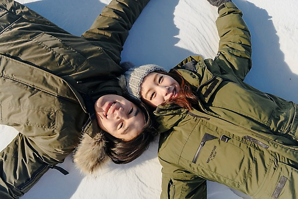 포토 JPG 주간 커플 응시 계절 여자 남자 행복 겨울 팔벌리기 사랑 미소 사람 상반신 20대 성인 야외 두명 앞모습 30대 청춘 하이앵글 눕기 설원 한국인 눈 몽골 성인만 국내포토 자연요소 시선 감정 아시아 뷰포인트 컨셉 관계 모션 날씨 눈_날씨 표정 동양인 청년 장년 파일형식