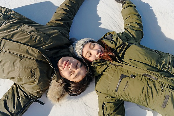 포토 JPG 주간 커플 계절 여자 남자 행복 겨울 팔벌리기 사랑 미소 사람 상반신 20대 성인 야외 두명 앞모습 30대 청춘 하이앵글 눕기 설원 눈감음 한국인 눈 몽골 성인만 국내포토 자연요소 감정 아시아 뷰포인트 컨셉 관계 모션 날씨 눈_날씨 표정 동양인 청년 장년 파일형식