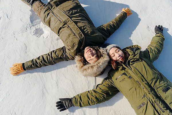 포토 JPG 주간 커플 계절 여자 남자 행복 겨울 팔벌리기 사랑 미소 사람 상반신 20대 성인 야외 두명 앞모습 30대 청춘 하이앵글 눕기 설원 눈감음 한국인 눈 몽골 성인만 국내포토 자연요소 감정 아시아 뷰포인트 컨셉 관계 모션 날씨 눈_날씨 표정 동양인 청년 장년 파일형식