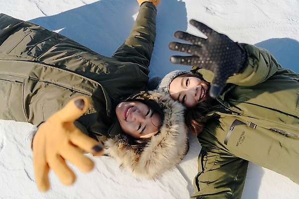 포토 JPG 주간 커플 응시 계절 여자 남자 행복 겨울 사랑 미소 사람 상반신 20대 성인 야외 두명 앞모습 30대 청춘 하이앵글 눕기 손들기 설원 한국인 눈 몽골 즐거움 성인만 국내포토 자연요소 시선 감정 아시아 뷰포인트 컨셉 관계 모션 날씨 눈_날씨 표정 동양인 청년 장년 파일형식