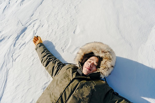 포토 JPG 주간 계절 남자 행복 겨울 사랑 한명 사람 상반신 성인 야외 앞모습 30대 청춘 눕기 설원 눈감음 한국인 눈 몽골 성인남자한명만 국내포토 자연요소 1 감정 아시아 뷰포인트 컨셉 모션 날씨 눈_날씨 동양인 장년 남자한명만 성인남자만 파일형식