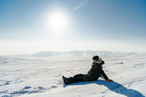 포토 JPG 주간 전신 응시 계절 남자 행복 겨울 하늘 휴식 사랑 한명 사람 앉기 풍경 성인 야외 옆모습 30대 빛 청춘 햇빛 설원 한국인 눈 몽골 성인남자한명만 국내포토 자연요소 1 시선 감정 아시아 뷰포인트 컨셉 모션 날씨 눈_날씨 동양인 장년 태양 남자한명만 성인남자만 파일형식
