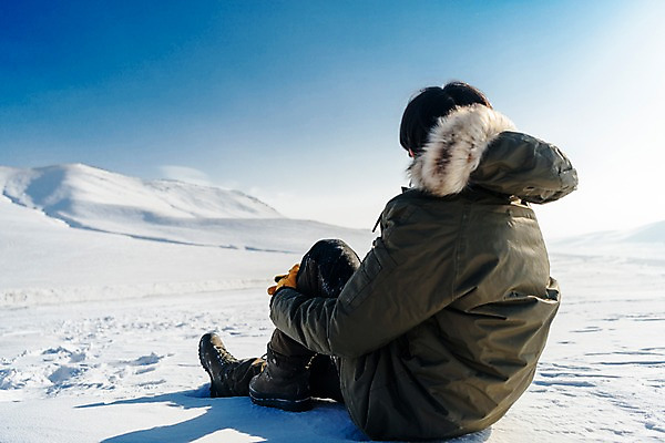 포토 JPG 주간 전신 응시 계절 남자 행복 겨울 하늘 휴식 사랑 한명 사람 앉기 풍경 성인 야외 뒷모습 30대 청춘 햇빛 설원 한국인 눈 몽골 성인남자한명만 국내포토 자연요소 1 시선 감정 아시아 뷰포인트 컨셉 모션 날씨 눈_날씨 동양인 장년 태양 남자한명만 성인남자만 파일형식