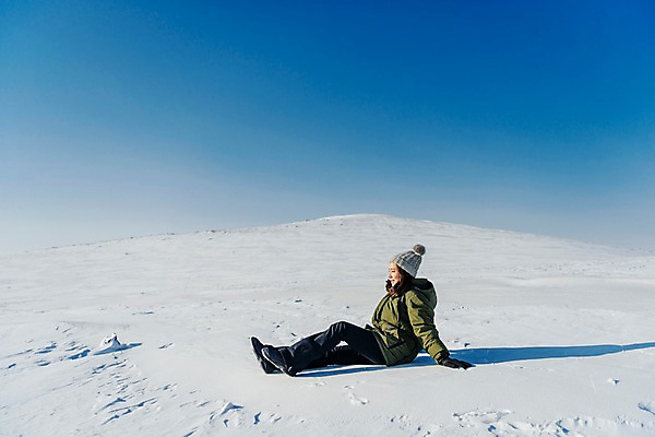 포토 JPG 주간 응시 계절 여자 행복 겨울 하늘 날씨 사랑 한명 미소 사람 앉기 풍경 상반신 20대 성인 야외 옆모습 설원 감상 한국인 눈 몽골 성인여자한명만 국내포토 자연요소 1 시선 감정 아시아 뷰포인트 모션 눈_날씨 표정 동양인 청년 여자한명만 성인여자만 파일형식