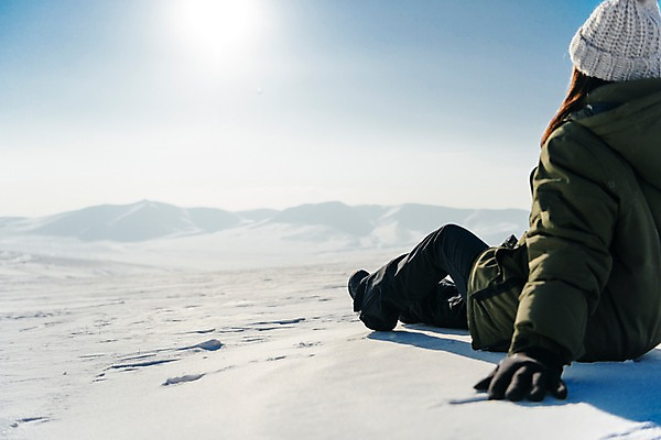 포토 JPG 주간 전신 커플 계절 여자 행복 겨울 하늘 날씨 휴식 사랑 한명 사람 앉기 풍경 20대 성인 야외 뒷모습 빛 햇빛 설원 감상 한국인 눈 몽골 성인여자한명만 국내포토 자연요소 1 감정 아시아 뷰포인트 컨셉 관계 모션 눈_날씨 동양인 청년 태양 여자한명만 성인여자만 파일형식