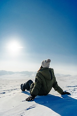 포토 JPG 주간 전신 응시 계절 여자 행복 겨울 하늘 날씨 휴식 사랑 한명 사람 앉기 풍경 20대 성인 야외 뒷모습 빛 햇빛 설원 감상 한국인 눈 몽골 성인여자한명만 국내포토 자연요소 1 시선 감정 아시아 뷰포인트 컨셉 모션 눈_날씨 동양인 청년 태양 여자한명만 성인여자만 파일형식