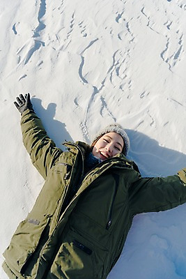 포토 JPG 주간 계절 여자 행복 겨울 팔벌리기 날씨 사랑 한명 미소 사람 상반신 20대 성인 야외 앞모습 눕기 설원 한국인 눈 몽골 성인여자한명만 국내포토 자연요소 1 감정 아시아 뷰포인트 모션 눈_날씨 표정 동양인 청년 여자한명만 성인여자만 파일형식