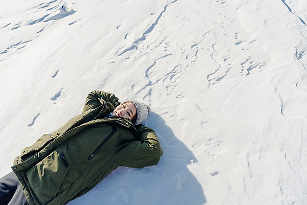 포토 JPG 주간 응시 계절 여자 행복 겨울 날씨 사랑 한명 미소 사람 상반신 20대 성인 야외 앞모습 청춘 눕기 설원 한국인 흰색 눈 몽골 성인여자한명만 국내포토 자연요소 1 시선 감정 아시아 뷰포인트 컬러 컨셉 모션 눈_날씨 표정 동양인 청년 여자한명만 성인여자만 파일형식
