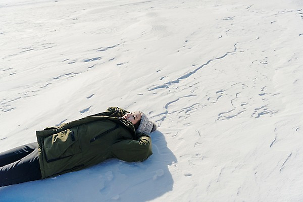 포토 JPG 주간 커플 응시 계절 여자 행복 겨울 날씨 사랑 한명 미소 사람 상반신 20대 성인 야외 앞모습 청춘 눕기 설원 한국인 흰색 눈 몽골 성인여자한명만 국내포토 자연요소 1 시선 감정 아시아 뷰포인트 컬러 컨셉 관계 모션 눈_날씨 표정 동양인 청년 여자한명만 성인여자만 파일형식