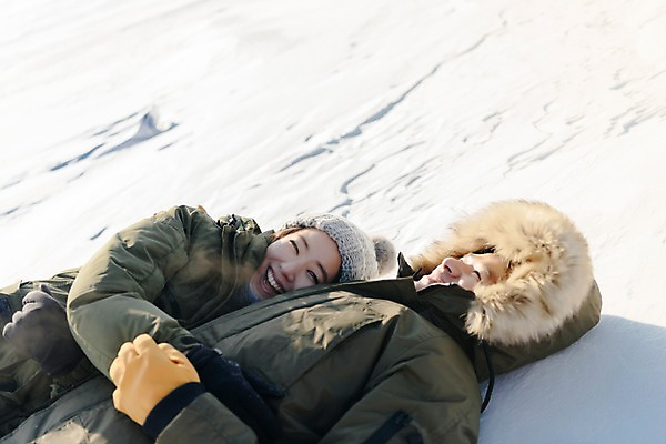 포토 JPG 주간 커플 응시 계절 여자 남자 행복 겨울 안기 사랑 미소 사람 상반신 20대 청년 성인 야외 두명 30대 청춘 눕기 설원 한국인 몽골 즐거움 성인만 국내포토 자연요소 시선 감정 아시아 컨셉 관계 모션 눈_날씨 표정 동양인 장년 파일형식