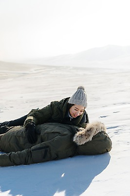 포토 JPG 주간 커플 응시 계절 여자 남자 행복 겨울 안기 사랑 미소 사람 상반신 20대 청년 성인 야외 두명 앞모습 옆모습 30대 청춘 눕기 설원 한국인 몽골 성인만 국내포토 자연요소 시선 감정 아시아 뷰포인트 컨셉 관계 모션 눈_날씨 표정 동양인 장년 파일형식