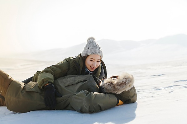 포토 JPG 주간 커플 계절 여자 남자 행복 겨울 안기 사랑 미소 사람 상반신 20대 청년 성인 야외 두명 앞모습 옆모습 30대 청춘 눕기 설원 한국인 몽골 성인만 국내포토 자연요소 감정 아시아 뷰포인트 컨셉 관계 모션 눈_날씨 표정 동양인 장년 파일형식