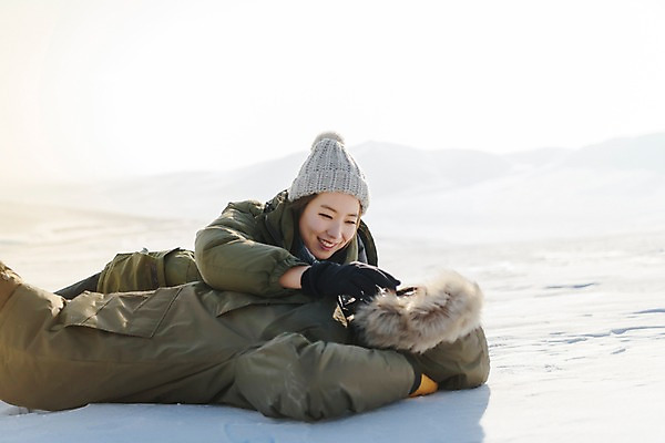 포토 JPG 주간 커플 계절 여자 남자 행복 겨울 장난 사랑 미소 사람 상반신 20대 청년 성인 야외 두명 앞모습 옆모습 30대 청춘 눕기 설원 한국인 몽골 즐거움 성인만 국내포토 자연요소 감정 아시아 뷰포인트 컨셉 관계 모션 눈_날씨 표정 동양인 장년 파일형식