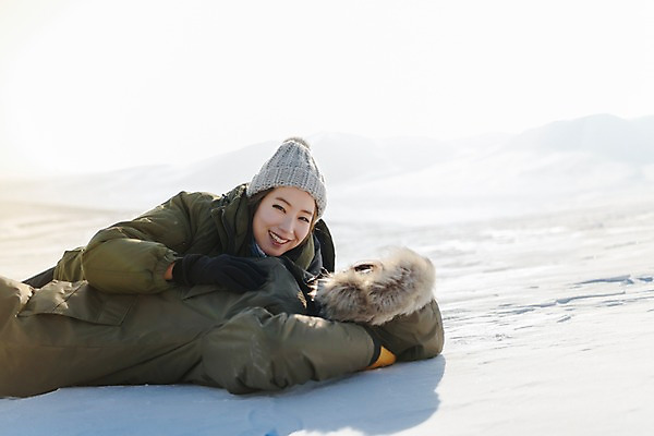 포토 JPG 주간 커플 응시 계절 여자 남자 행복 겨울 사랑 미소 사람 상반신 20대 청년 성인 야외 두명 앞모습 옆모습 30대 청춘 눕기 설원 한국인 몽골 즐거움 성인만 국내포토 자연요소 시선 감정 아시아 뷰포인트 컨셉 관계 모션 눈_날씨 표정 동양인 장년 파일형식