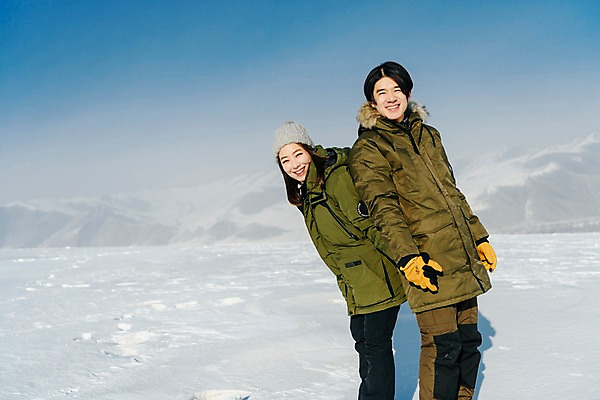 포토 JPG 주간 커플 계절 여자 남자 행복 겨울 하늘 사랑 서기 미소 사람 상반신 20대 청년 성인 야외 두명 옆모습 30대 청춘 설원 손잡기 한국인 등맞대기 몽골 즐거움 성인만 국내포토 자연요소 감정 아시아 뷰포인트 컨셉 관계 모션 눈_날씨 표정 동양인 장년 파일형식