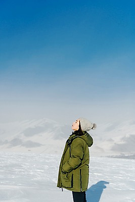 포토 JPG 주간 계절 여자 행복 겨울 하늘 사랑 한명 서기 사람 상반신 20대 성인 야외 옆모습 청춘 설원 한국인 눈 몽골 주머니손 성인여자한명만 국내포토 자연요소 1 감정 아시아 뷰포인트 컨셉 모션 날씨 눈_날씨 동양인 청년 여자한명만 성인여자만 파일형식