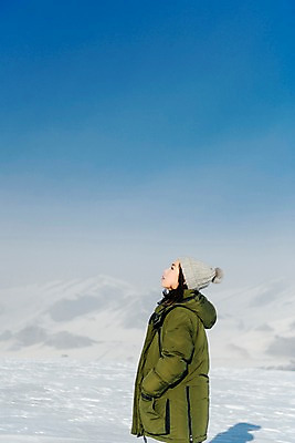 포토 JPG 주간 응시 계절 여자 행복 겨울 하늘 사랑 한명 서기 사람 상반신 20대 성인 야외 옆모습 청춘 설원 한국인 눈 몽골 주머니손 성인여자한명만 국내포토 자연요소 1 시선 감정 아시아 뷰포인트 컨셉 모션 날씨 눈_날씨 동양인 청년 여자한명만 성인여자만 파일형식
