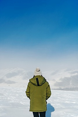 포토 JPG 주간 계절 여자 행복 겨울 하늘 사랑 한명 서기 사람 상반신 20대 성인 야외 뒷모습 청춘 설원 한국인 눈 몽골 성인여자한명만 국내포토 자연요소 1 감정 아시아 뷰포인트 컨셉 모션 날씨 눈_날씨 동양인 청년 여자한명만 성인여자만 파일형식