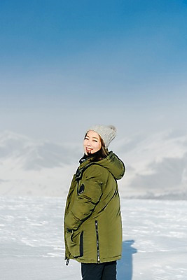 포토 JPG 주간 응시 계절 여자 행복 겨울 하늘 사랑 한명 미소 사람 상반신 20대 성인 야외 뒷모습 청춘 설원 한국인 흰색 눈 뒤돌아보기 몽골 성인여자한명만 국내포토 자연요소 1 시선 감정 아시아 뷰포인트 컬러 컨셉 모션 날씨 눈_날씨 표정 동양인 청년 여자한명만 성인여자만 파일형식