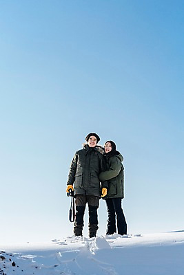 포토 JPG 주간 전신 커플 응시 계절 여자 남자 행복 겨울 하늘 사랑 서기 미소 들기 사람 20대 청년 성인 야외 두명 앞모습 옆모습 30대 청춘 카메라 팔짱 설원 한국인 몽골 성인만 국내포토 자연요소 시선 감정 아시아 뷰포인트 컨셉 관계 모션 표정 동양인 장년 전자제품 눈 파일형식