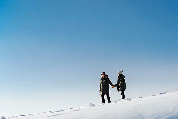 포토 JPG 주간 커플 응시 계절 여자 남자 행복 겨울 하늘 사랑 사람 상반신 20대 청년 성인 야외 두명 옆모습 30대 청춘 걷기 설원 손잡기 한국인 몽골 성인만 국내포토 자연요소 시선 감정 아시아 뷰포인트 컨셉 관계 모션 눈_날씨 동양인 장년 파일형식