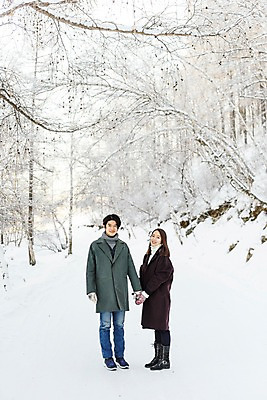 포토 JPG 주간 전신 커플 응시 계절 여자 남자 행복 겨울 사랑 서기 미소 사람 20대 청년 성인 야외 두명 앞모습 옆모습 30대 청춘 설원 손잡기 한국인 몽골 성인만 국내포토 자연요소 시선 감정 아시아 뷰포인트 컨셉 관계 모션 눈_날씨 표정 동양인 장년 파일형식
